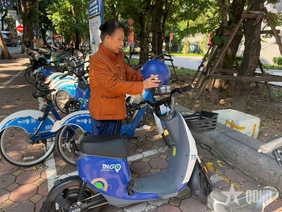 Người dân Thủ đô trải nghiệm xe đạp điện công cộng